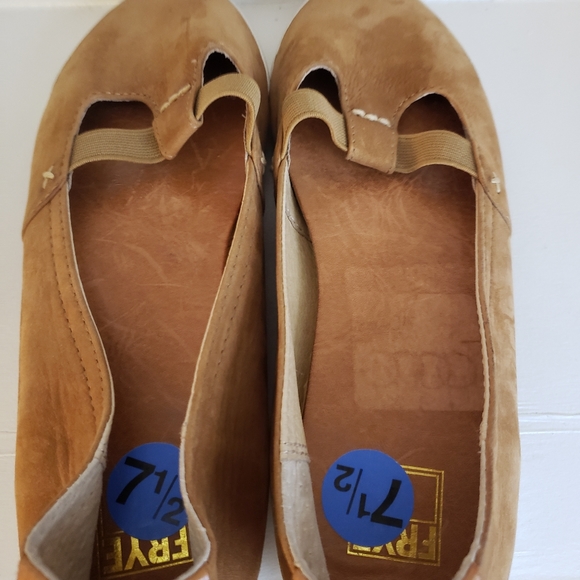 Frye Melanie -Camel T Strap Slip on Flats Size 7.5 - Picture 6 of 8